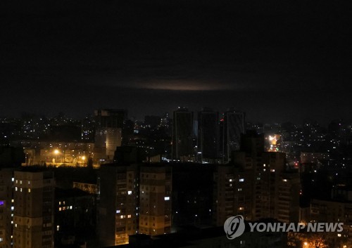 러, 우크라 대규모 공습…아파트 강타한 미사일에 9명 사망
